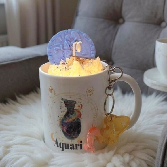 Aquarius Zodiac Candle Gift Set – 11oz Layered Mug Candle + Resin Keychain - Picture 3 of 12
